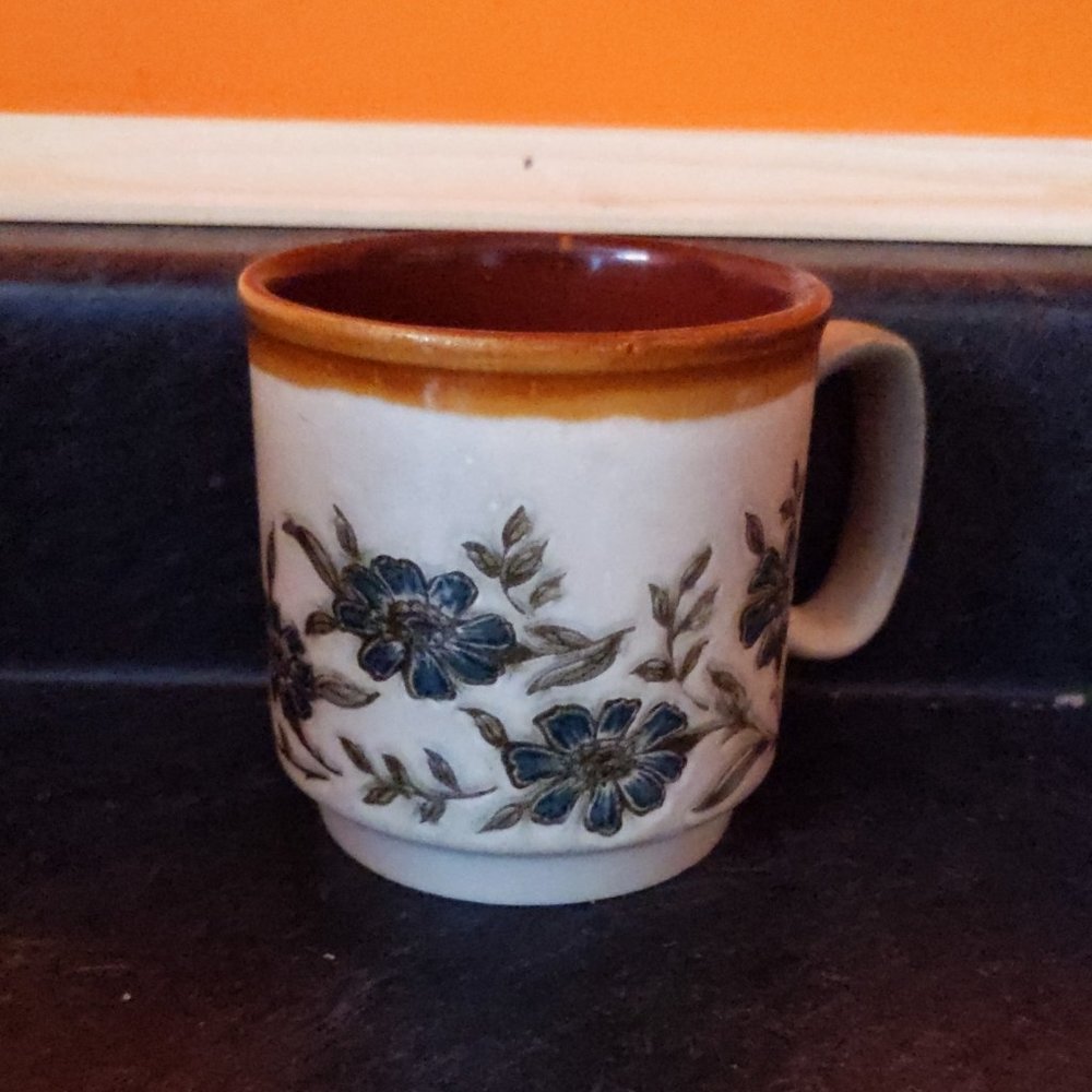 3 Vintage floral mugs - Picture 3 of 5